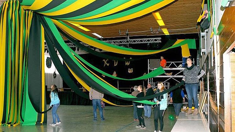 Alle helfen beim Aufbau mit. Foto: Frank Haug