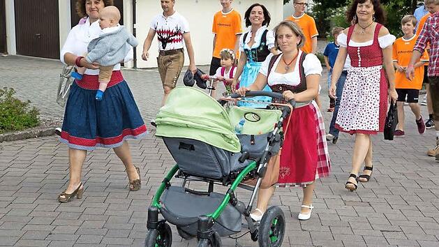 Die Dirndl-Mode dominierte beim Kirchweihauftakt.  Fotos: Klaus Gagel
