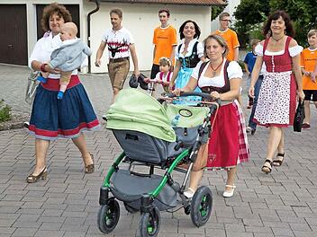 Die Dirndl-Mode dominierte beim Kirchweihauftakt.  Fotos: Klaus Gagel