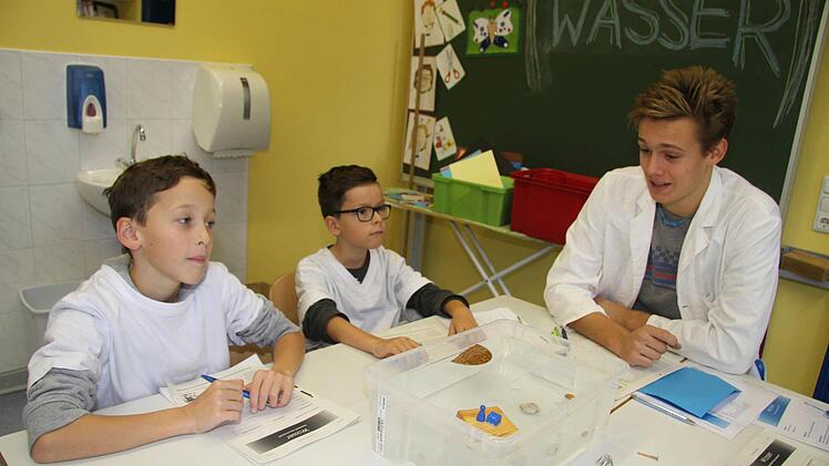 Schwimmversuche mit verschiedenen Materialen sind ebenfalls Chemie