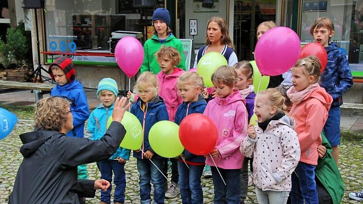 Der Kinderchor der Liedertafel unter der Leitung von Annemarie Kreuzer eröffnete das vierte Mürschter Kinderfest, das gemeinsam von Kaufhaus Mürscht und dem Altstadtverein auf dem Anger veranstaltet wurde. Foto: Dieter Britz
