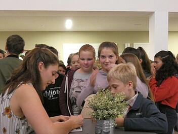 Elene Meipariani gibt Autogramme. Foto: Robin Kuhn