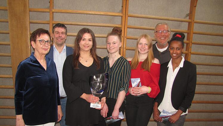 Sie wurden für ihre sportlichen Erfolge mit dem Hans-Oehrlein-Pokal geehrt. Unser Bild zeigt von links;Übungsleiterin Sylvia Weitl, Trainer Uwe Boßecker, Janina Hügle, Lina Zimmermann, Jasmin Sünkel, Norbert Kastner, Maria Herrich-Schäffer. Es fehlt Stefanie Gleißner. Foto: Martin Koch