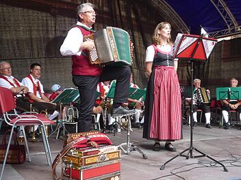 Das Ehepaar Deppert als "Pommersfelder Heimatmusik" Foto: Elisabeth Görner