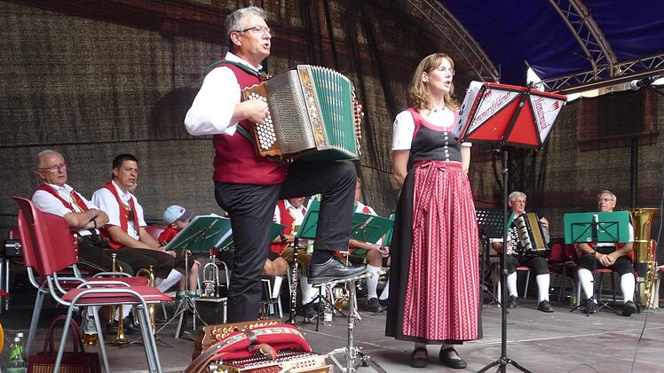 Das Ehepaar Deppert als "Pommersfelder Heimatmusik" Foto: Elisabeth Görner