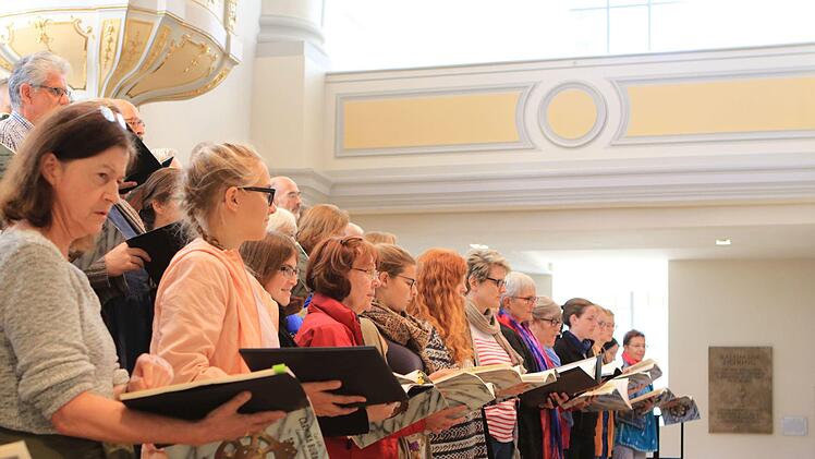 Der Deutsche Ärztechor und das Deutsche Ärzteorchester proben unter der musikalischen Leitung von Alexander Mottok für ihr Benefizkonzert, das am Samstag in derMorizkirche stattfindet.Foto: Jochen Berger