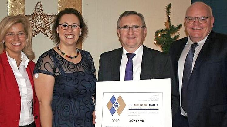 Ilse Dölle, Bürgermeisterin, Kathrin Bödelt, Vereinsehrenamtsbeauftragte, Vorsitzender Martin Hofmann und Bezirksehrenamtsreferent Alexander Männlein (v. l.) Foto: privat