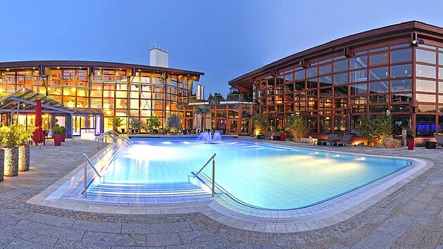 In der Obermain Therme in Bad Staffelstein findet man Entspannung in unz&auml;hligen Innen- und Au&szlig;enbecken. Foto: Obermain Therme