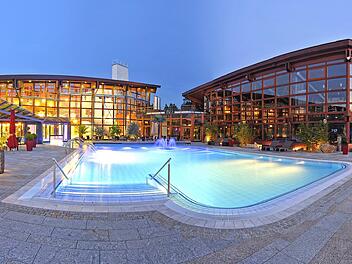 In der Obermain Therme in Bad Staffelstein findet man Entspannung in unzähligen Innen- und Außenbecken. Foto: Obermain Therme