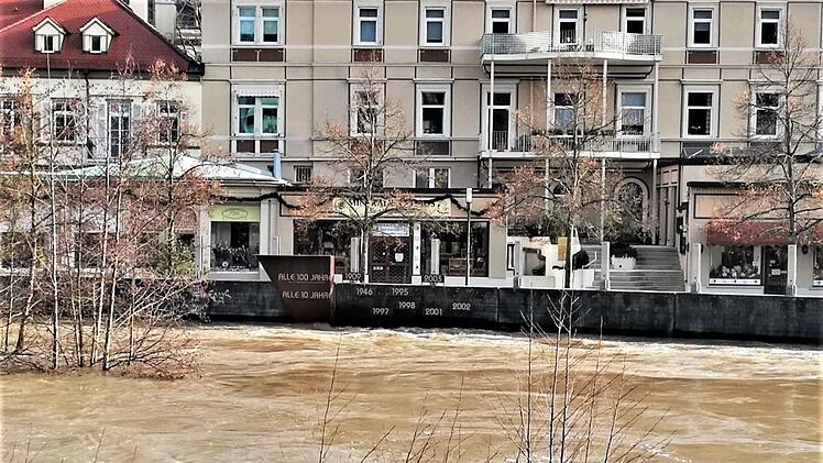 Die Pegelstände vergangener Jahre in Bad Kissingen im Hintergrund des aktuellen Hochwassers.