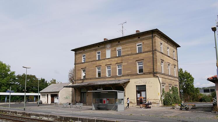 Im ersten Stock des leerstehenden Münnerstädter Bahnhofs will die Stadt ein Krisenbüro für den Fall eines längeren Stromausfalls einrichten.Foto: Heike Beudert