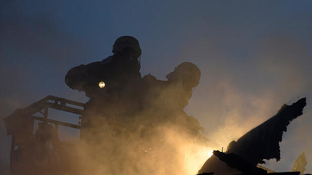 Symbolbild: Dachstuhlbrand, Dachgeschossbrand, Feuerwehreinsatz