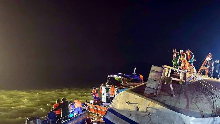 Ausflugsschiff in Vietnam gekentert
