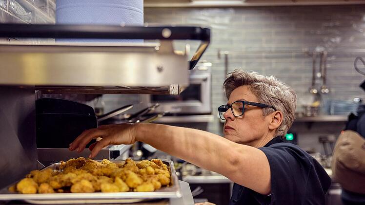 Kandidatin Monika sorgt mit ihrem Verhalten im Finale f&uuml;r Kopfsch&uuml;tteln bei Tim M&auml;lzer.