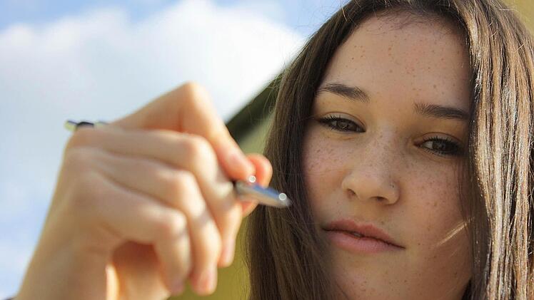 Sie würde gern, darf noch nicht: Leonie Völkner ist mit 17 noch zu jung, um zu unterschreiben, zumindest, wenn es um ihr Studium an der Universität in Bamberg geht.  Foto: Sebastian Martin