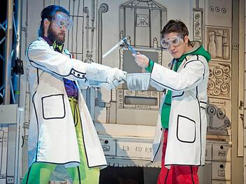 Weihnachten? Nicht gleich zu sehen.  Fotos:  Thomas Langer/Stadttheater Fürth