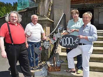 Spendenübergabe aus einer Schieferaktion in Glosberg. Das Bild zeigt (von links): Pater Waldemar Brysch, Theo Porzelt, Susanne Wich und Martina Stumpf. Foto: K.-H. Hofmann
