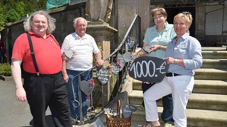 Spendenübergabe aus einer Schieferaktion in Glosberg. Das Bild zeigt (von links): Pater Waldemar Brysch, Theo Porzelt, Susanne Wich und Martina Stumpf. Foto: K.-H. Hofmann