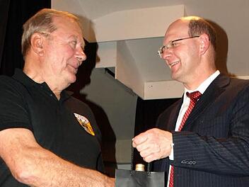 Er hat die Ehrung verdient: Günter Schneider kümmert sich als Vorsitzender des Obst- und Gartenbauvereins um viele Belange der Stadt, vor allem pflegt er den Zeiler Kreisel mi t einem kleinen Helfer-Team. Beim Zeiler Abend stellte Bürgermeister Thomas Stadelmann den Vorsitzenden des Obst- und Gartenbauvereins exemplarisch für die aktiven ehrenamtlichen Zeiler heraus.  Foto: Wolfgang Ortloff