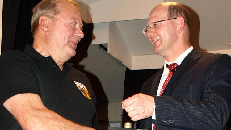 Er hat die Ehrung verdient: Günter Schneider kümmert sich als Vorsitzender des Obst- und Gartenbauvereins um viele Belange der Stadt, vor allem pflegt er den Zeiler Kreisel mi t einem kleinen Helfer-Team. Beim Zeiler Abend stellte Bürgermeister Thomas Stadelmann den Vorsitzenden des Obst- und Gartenbauvereins exemplarisch für die aktiven ehrenamtlichen Zeiler heraus.  Foto: Wolfgang Ortloff
