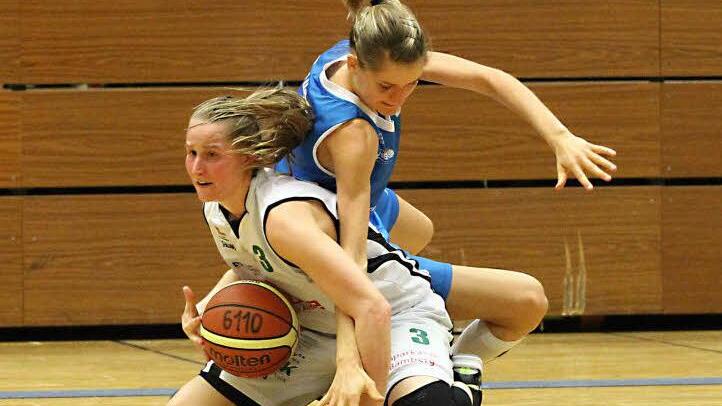 Jessica Miller schnappt sich den Ball.