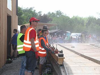 Fliegende Autos, herrlicher Sonnenschein, Staubwolken, wenn die Cross-Cars über die Piste brettern - so macht das Rennen Spaß.  Fotos: Sonja Adam
