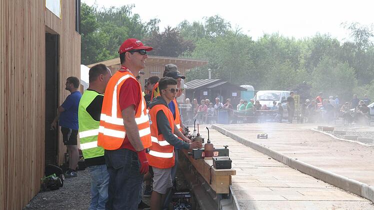 Fliegende Autos, herrlicher Sonnenschein, Staubwolken, wenn die Cross-Cars über die Piste brettern - so macht das Rennen Spaß.  Fotos: Sonja Adam