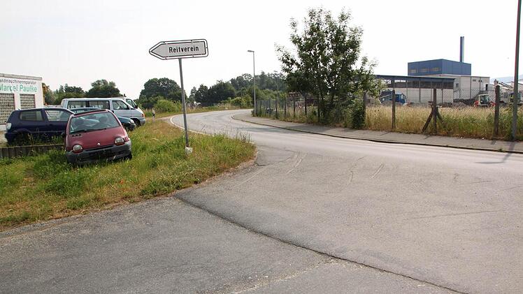 Auf dem Terrain links des Frankenrings möchte die Firma Schramm-Vermögensgesellschaft ein "Feriendorf am Kurpark" errichten, das aus 69 Ferienhäuschen besteht. Das könnte jedoch zu Problemen durch vorhandene Lärmimmissionen führen, unter anderem, weil die Biomasse-Heizanlage (rechts im Bild) wahrscheinlich schallschutztechnisch nachgerüstet werden muss. Foto: Matthias Einwag