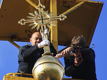 Keine Baustelle wie jede: Für Martin Lapré (links) war es eine besondere Aufgabe, das neue Turmkreuz auf die heimische Kirche aufzusetzen.