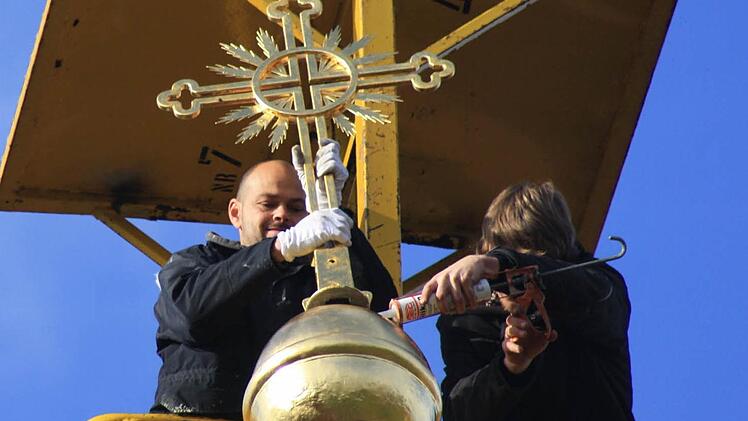 Keine Baustelle wie jede: Für Martin Lapré (links) war es eine besondere Aufgabe, das neue Turmkreuz auf die heimische Kirche aufzusetzen.