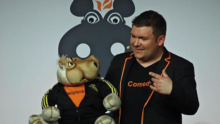 Sebastian Reich und Nilpferddame Amanda im Coburger KongresshausFoto: Jochen Berger