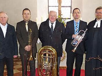 Der Holzhäuser Posaunenchor-Obmann Erich Haßfurter (ganz links) zeichnete drei treue Mitglieder des Chores aus: Thorsten Schmidt, Willi Koch und Jürgen Koch (weiter von links). Mit ihnen freut sich Pfarrer Mátyás Beke. Foto: Manfred Wagner