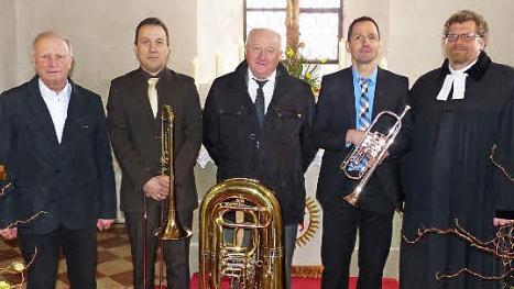 Der Holzhäuser Posaunenchor-Obmann Erich Haßfurter (ganz links) zeichnete drei treue Mitglieder des Chores aus: Thorsten Schmidt, Willi Koch und Jürgen Koch (weiter von links). Mit ihnen freut sich Pfarrer Mátyás Beke. Foto: Manfred Wagner