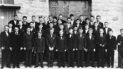 Dier ersten Konfirmanden der Auferstehungskirche