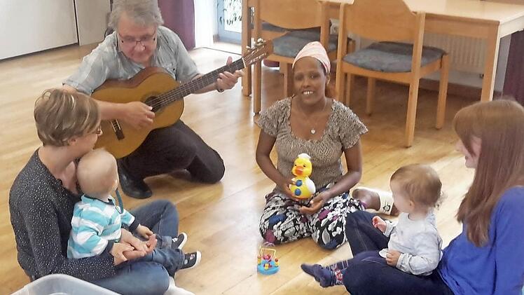 Regen Anteil am Gemeindeleben nahm Roman Shugute (Bildmitte) während ihres Kirchenasyls in Bad Brückenau. Foto: Rolf Pralle