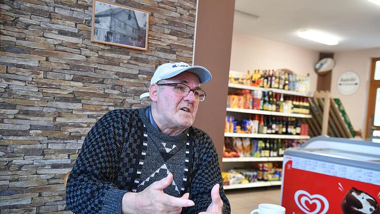 Er kommt regelmäßig aus Thüringen zum Kaffee trinken und einkaufen, weil hier nicht so ein Gerammel ist wie in den großen Läden. Foto: Ronald Rinklef