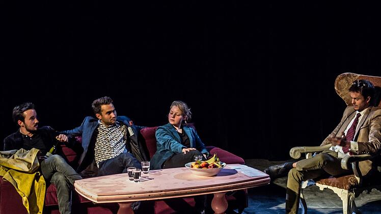 "Freistaat Coburg" in der Reithalle: neue Mitglieder des Schauspiel-Ensembles werden von Benjamin Hübern (rechts) vorgestellt.Foto: Jochen Berger