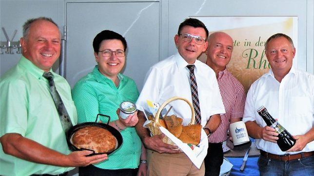 Sie werben für echten Genuss aus der Rhön: (von links) Bürgermeister Ulrich Waldsachs (Ostheim), Bürgermeisterin Birgit Erb (Oberelsbach), Bürgermeister Armin Warmuth (Hammelburg), Landrat Thomas Habermann (Rhön-Grabfeld), Landrat Thomas Bold (Bad Kissingen) und... Sigismund von Dobschütz