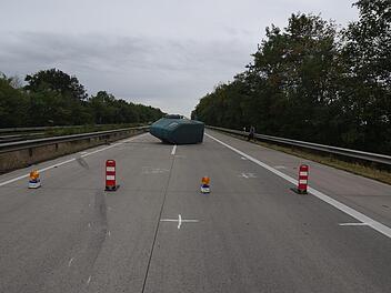 Wegen des t&ouml;dlichen Auffahrunfalls auf diesen Pferdeanh&auml;nger war die Autobahn etwa f&uuml;nf Stunden lang gesperrt. Foto: Polizei Cuxhaven