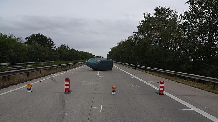 Wegen des t&ouml;dlichen Auffahrunfalls auf diesen Pferdeanh&auml;nger war die Autobahn etwa f&uuml;nf Stunden lang gesperrt. Foto: Polizei Cuxhaven