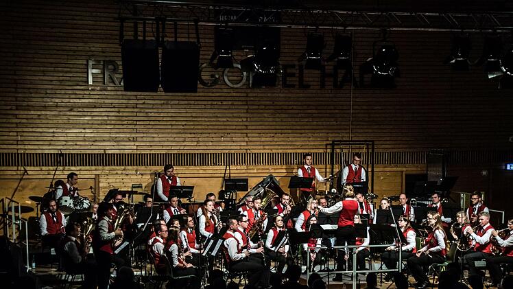Impressionen vom Weihnachtskonzert mit dem Jugendorchester und dem Musikverein Stadt Rödental in der fast ausverkauften Franz-Goebel-Halle.Foto: Jochen Berger