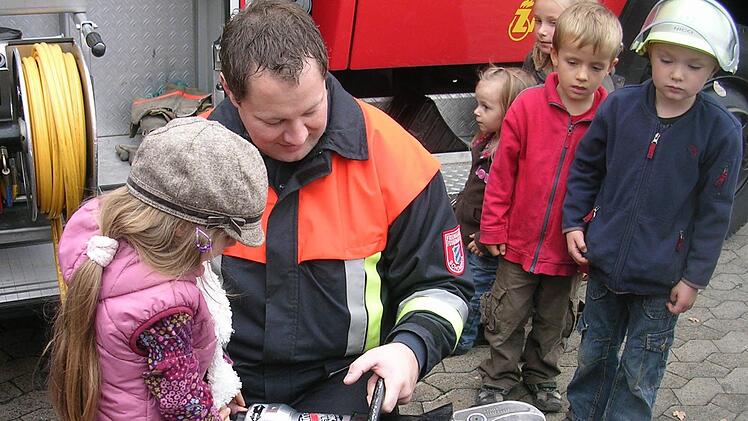 Zweiter Kommandant  Rainer Förg erklärte den Kindern der Kindertagesstätte Schondra die Einsatzwerkzeuge der Feuerwehr. Horst Conze