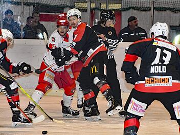 Gekämpft, aber verloren: Anton Zimmer (Bildmitte) und Eugen Nold (rechts) im Spiel gegen den EHC Klostersee.Hopf