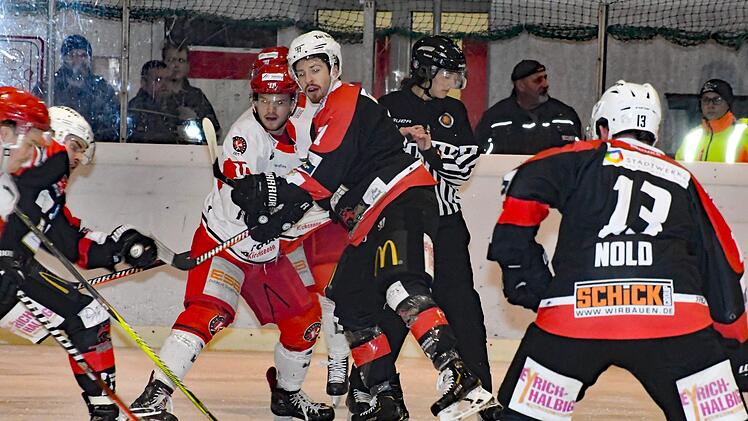 Gekämpft, aber verloren: Anton Zimmer (Bildmitte) und Eugen Nold (rechts) im Spiel gegen den EHC Klostersee.Hopf