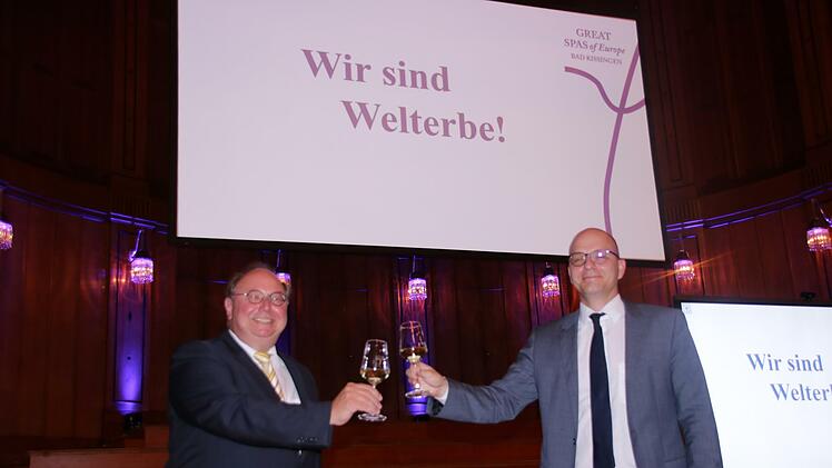 Kulturreferent und Projektleiter Peter Weidisch (links) und Oberbürgermeister Dirk Vogel feiern den Welterbe-Titel. Foto: Benedikt Borst