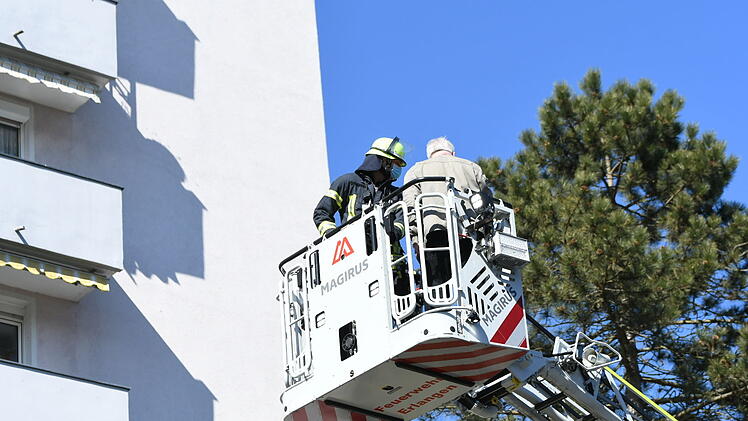 Feuerwehreinsatz in Erlangen: Brand in Hochhaus - mehrere Verletzte