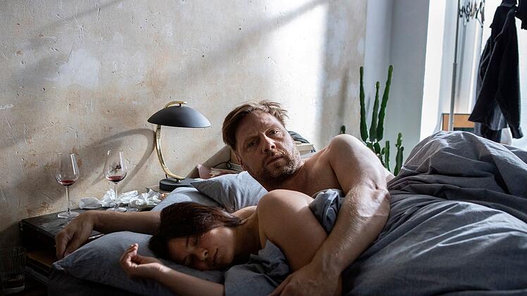 Lisa (Anna Fischer) und Thomas (Christoph Letkowski) verbringen eine Nacht miteinander, werden allerdings unsanft geweckt: Ein Besucher &uuml;berrascht die beiden.