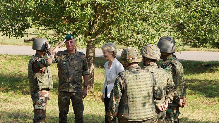 Verteidigungsministerin besucht Peschmerga in Hammelburg