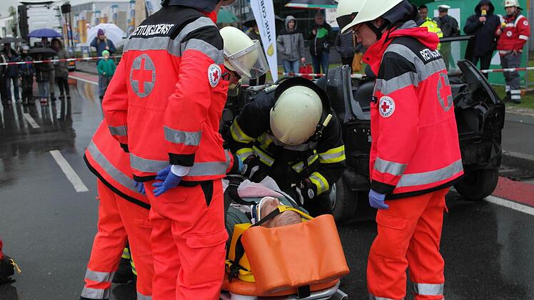 Das Unfallopfer wird vorsichtig auf die Trage gelegt...