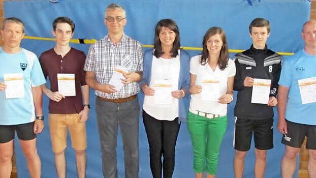 Beim TVE Gehülz ist es auch heuer wieder möglich, das Deutsche Sportabzeichen abzulegen. Zum Trainingsauftakt wurden die erfolgreichen Sportlerinnen und Sportler des vergangenen Jahres ausgezeichnet. Urkunden in Gold erhielten (von links) Hubertus Reich, Jonathan Reich, Hartmut Neubauer, Jasmin Neubauer, Julia Neubauer, Tobias Gleichmann und Timo Weber. Im Bild fehlen Reinhard Weber, Samuel Reich, Klaus-Peter Lang und Martin Hauck. Foto: rg